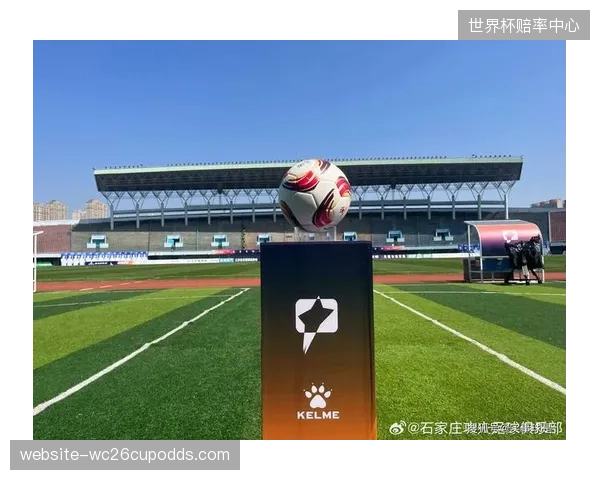 大连英博凭借犀利高效的反击战术屡克强敌，以升班马身份跻身半程积分榜第三。